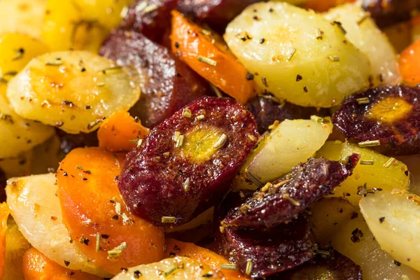 Ev yapımı tuzlu ve biberli organik havuç.