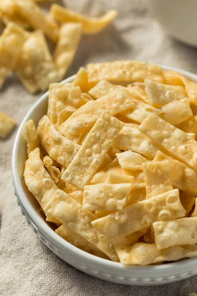 Kâsede ev yapımı Wonton şeritleri.