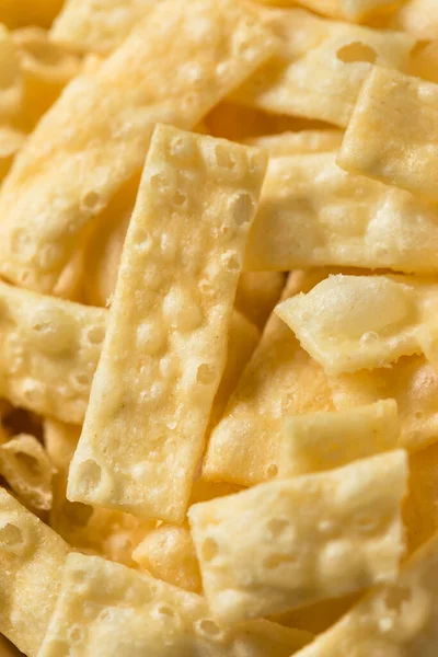 Kâsede ev yapımı Wonton şeritleri.