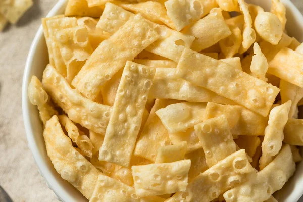 Kâsede ev yapımı Wonton şeritleri.