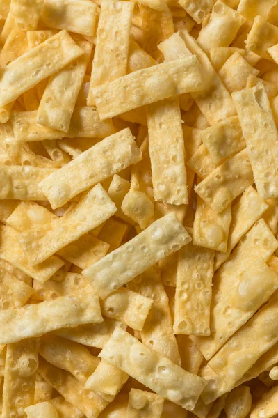 Kâsede ev yapımı Wonton şeritleri.