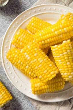 Ev yapımı tereyağlı mısır buğulaması.