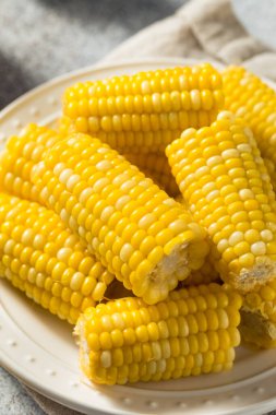 Ev yapımı tereyağlı mısır buğulaması.