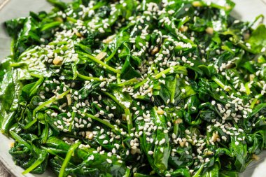 Soya soslu ev yapımı susamlı Asya ıspanak salatası.