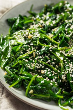 Soya soslu ev yapımı susamlı Asya ıspanak salatası.