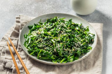 Soya soslu ev yapımı susamlı Asya ıspanak salatası.