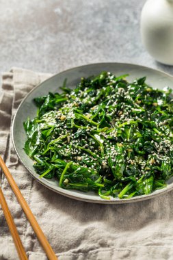 Soya soslu ev yapımı susamlı Asya ıspanak salatası.