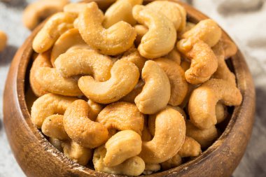 Bir kâsede ev yapımı tuzlu kaju fıstığı.