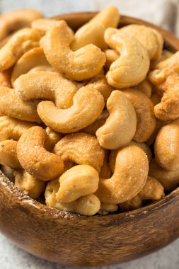 Bir kâsede ev yapımı tuzlu kaju fıstığı.