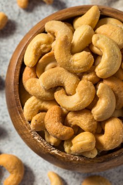 Bir kâsede ev yapımı tuzlu kaju fıstığı.