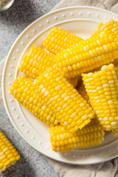 Ev yapımı tereyağlı mısır buğulaması.