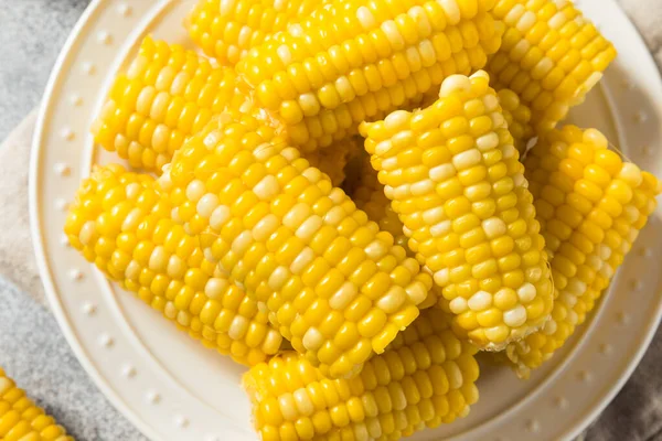 Ev yapımı tereyağlı mısır buğulaması.