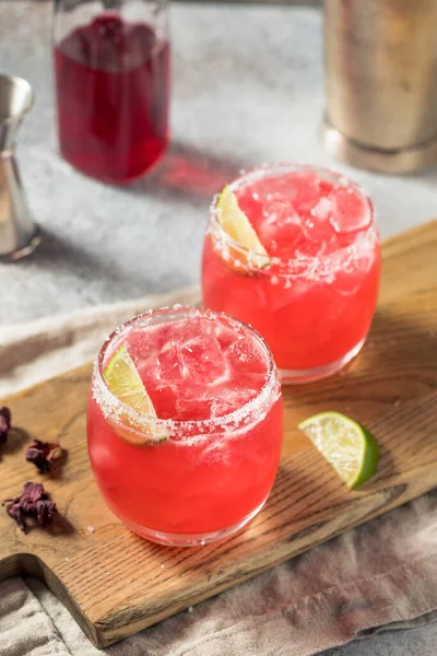 Soğuk Ayyaş Hibiscus Mezcal Margarita ve limon ve tuz.