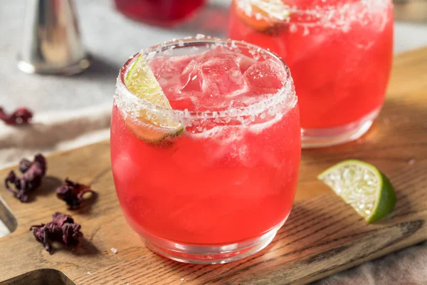 Soğuk Ayyaş Hibiscus Mezcal Margarita ve limon ve tuz.