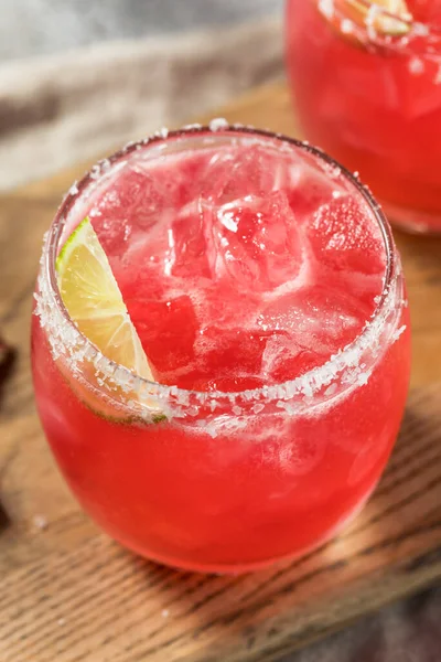 Soğuk Ayyaş Hibiscus Mezcal Margarita ve limon ve tuz.