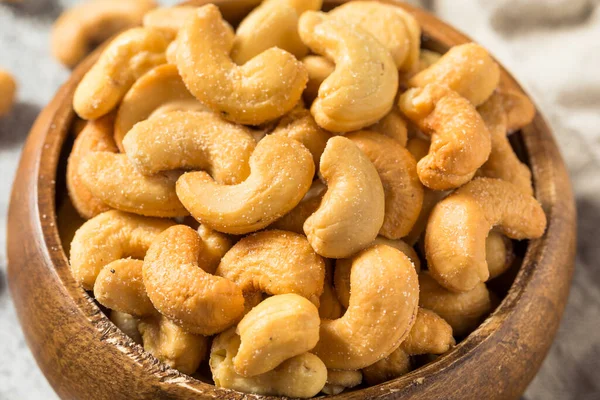 Bir kâsede ev yapımı tuzlu kaju fıstığı.