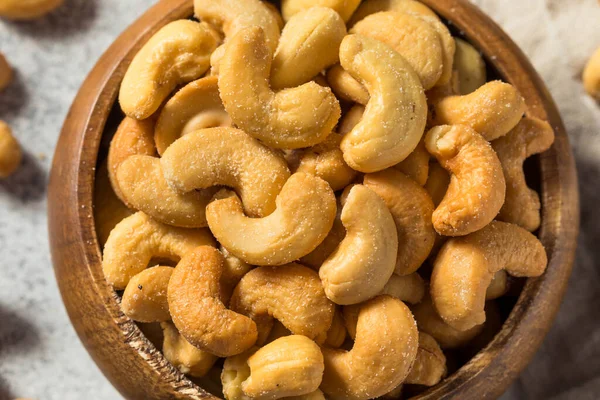 Bir kâsede ev yapımı tuzlu kaju fıstığı.