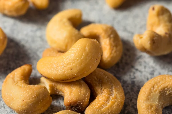 Bir kâsede ev yapımı tuzlu kaju fıstığı.