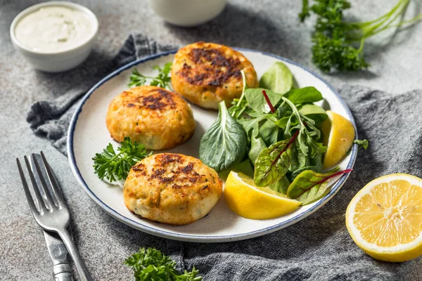 Hausgemachte Gebratene Krabbenkuchen Mit Salat Und Tatarensauce — Stockfoto