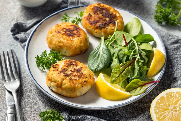 Hemlagad Fried Crab Cakes Med Sallad Och Tartarsås — Stockfoto