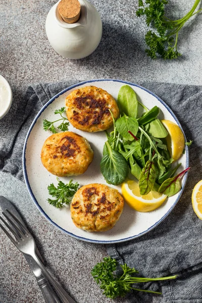 Salata ve Tatar soslu ev yapımı kızarmış yengeç kekleri.