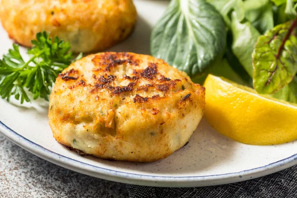 Homemade Fried Crab Cakes Salad Tartar Sauce — Fotografia de Stock