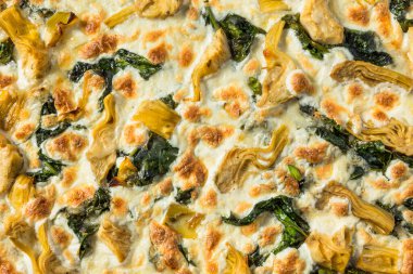 Ev yapımı İtalyan enginarlı Basil 'li ıspanaklı pizza.