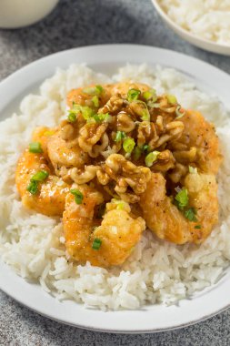 Ev yapımı ballı cevizli karides ve pilav.