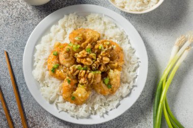 Ev yapımı ballı cevizli karides ve pilav.