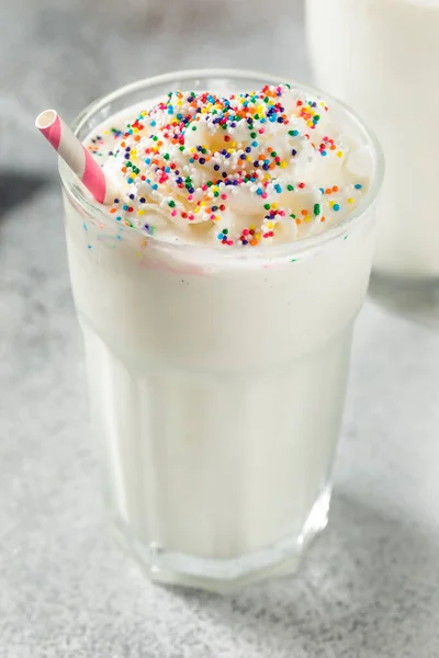 Słodkie Mleko Waniliowe Shake Bitą Śmietaną — Zdjęcie stockowe
