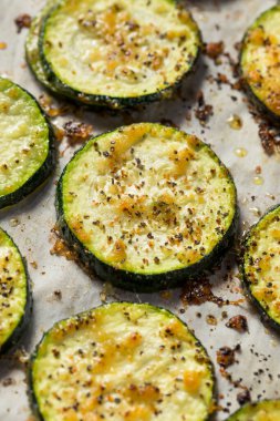 Ev yapımı kızarmış kabak. Tuz ve biberli dilimler.