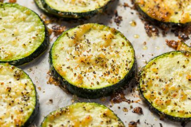 Ev yapımı kızarmış kabak. Tuz ve biberli dilimler.