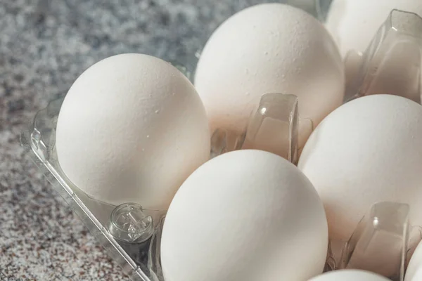 生の有機ケージグループ内の無料の白い卵 — ストック写真