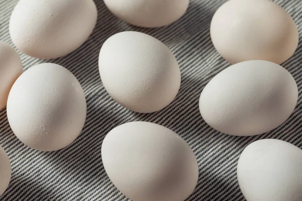 Сырая Органическая Клетка Бесплатные Белые Яйца Группе — стоковое фото