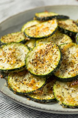 Ev yapımı kızarmış kabak. Tuz ve biberli dilimler.