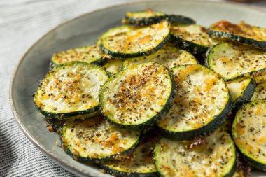 Ev yapımı kızarmış kabak. Tuz ve biberli dilimler.