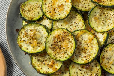 Ev yapımı kızarmış kabak. Tuz ve biberli dilimler.