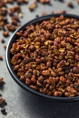 Bir kâse içinde organik çiğ Sichaun Biber.