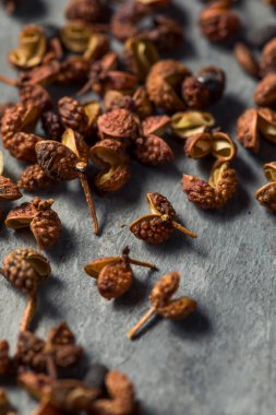 Bir kâse içinde organik çiğ Sichaun Biber.