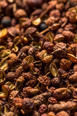 Bir kâse içinde organik çiğ Sichaun Biber.