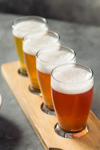 Refrescante Frio Sour Beer Flight Com Cocktail Nuts — Fotografia de Stock