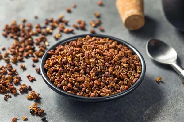 Sichaun Cru Orgânico Peppercorns Uma Tigela — Fotografia de Stock