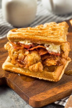 Jambon ve şuruplu ev yapımı tavuk ve waffle sandviçi.