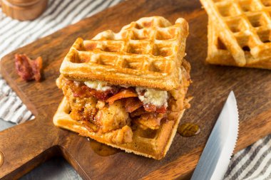 Jambon ve şuruplu ev yapımı tavuk ve waffle sandviçi.
