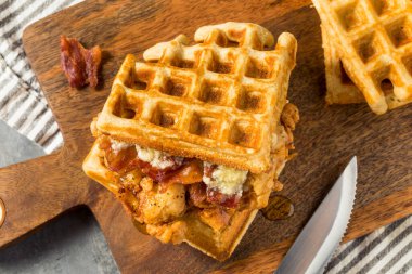 Jambon ve şuruplu ev yapımı tavuk ve waffle sandviçi.