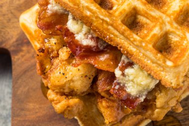 Jambon ve şuruplu ev yapımı tavuk ve waffle sandviçi.