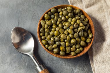 Bir kâsede organik çiğ turşulu kapari.