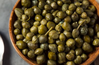 Bir kâsede organik çiğ turşulu kapari.