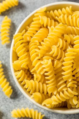 Ev yapımı organik fusilli makarna kasede.