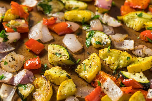 自制烤夏季蔬菜 佐治尼辣椒和洋葱 — 图库照片
